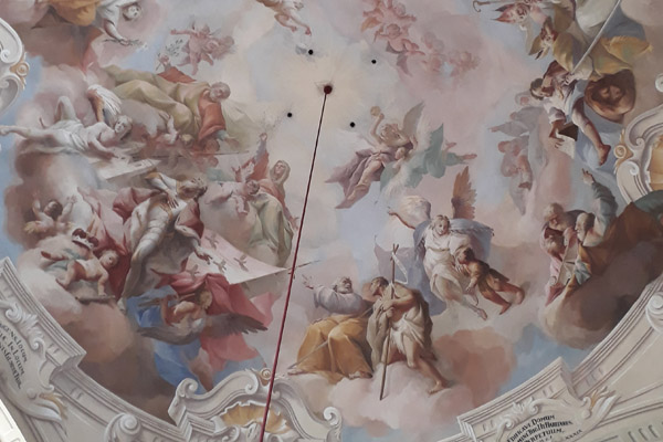 Barockes Deckenfresco in der Kirche von Schloss Rosenau.