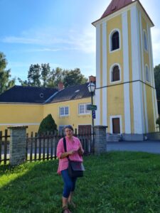 Volksschule in 3924 Schloss Rosenau mit Glockenturm