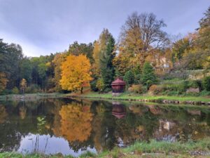 Schlossteich in Schloss Rosenau mit Musikpavilion